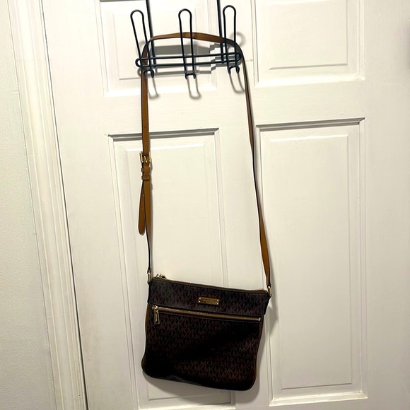Michaels Kors crossbody bag - Picture 1 of 6